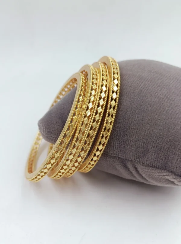 FOUR PICE BEANGLS SET